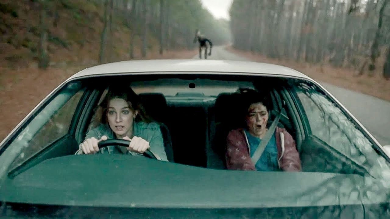 ستّ بتوصل غريب في طريق ملعون، وفجأة تبقى مطاردة من مخلوق مرعب شرير