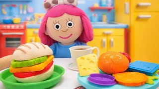 Smarta Acıkınca Evde Ekmek Yok - Yumurtayı Kullanarak Tost Yapıyor. Çocuk Videoları.