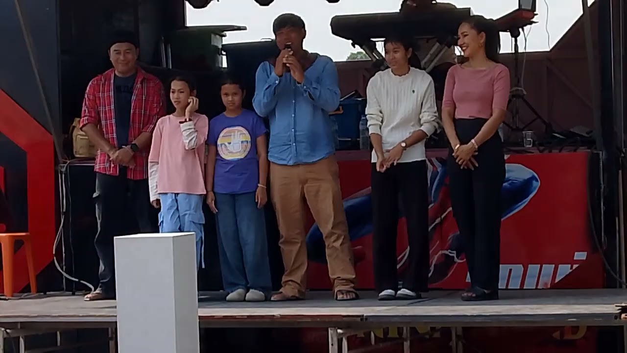 ธิดาลาวกับเด็กปั้น