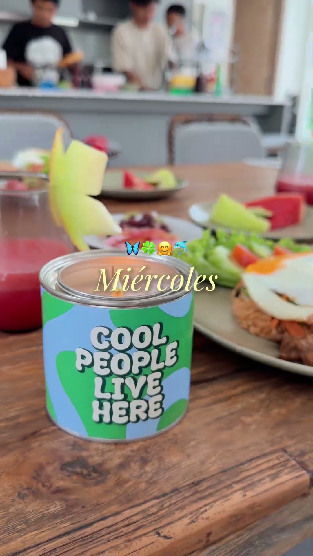 Vídeo UGC de Anais con la vela Cool People Live Here de Happyideas en The UGC Villa