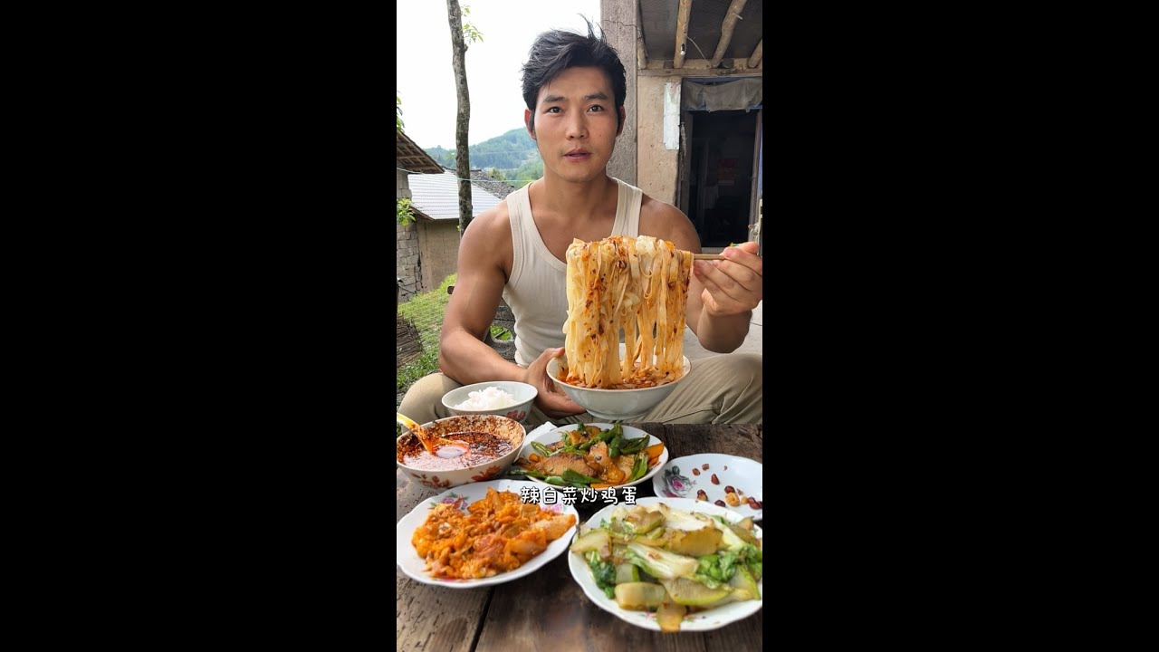 辣白菜炒鸡蛋，黄瓜炒白菜，南瓜炒辣椒，续命碳水米面