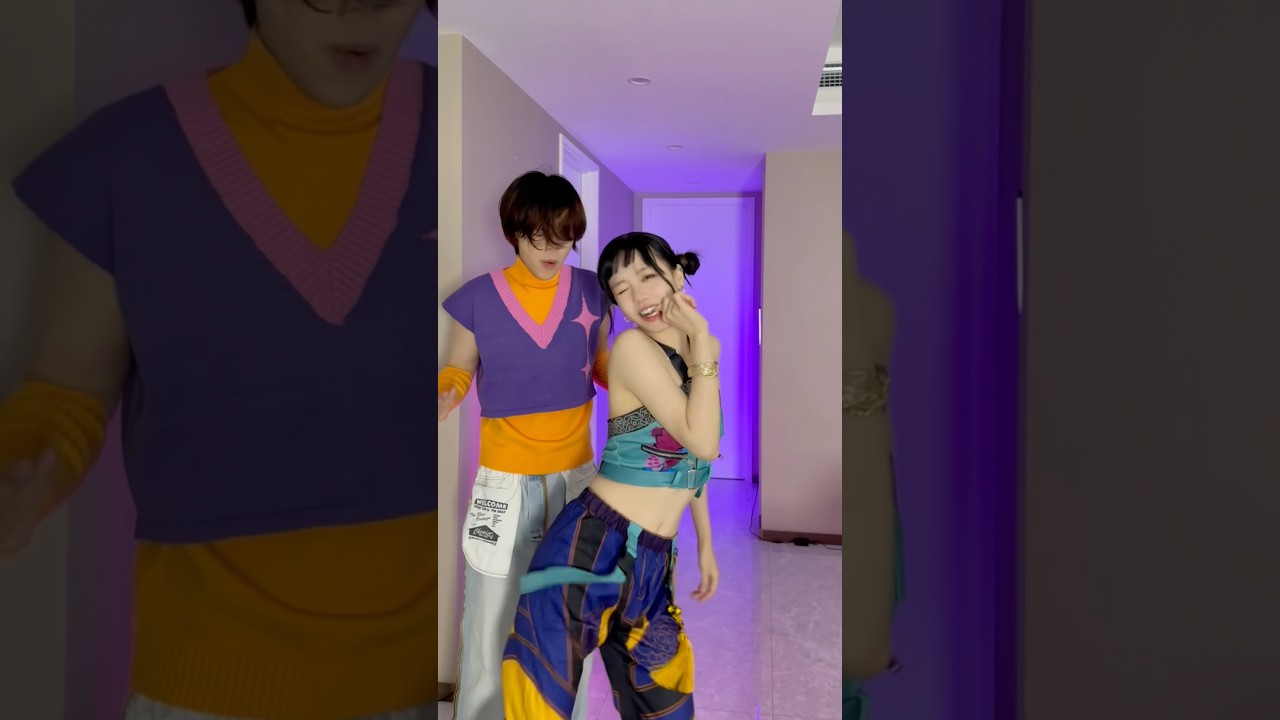 Watch Zoey get embarrassed🤣🤣#zoey #cosplay #kpopdemonhunters #dance #funny