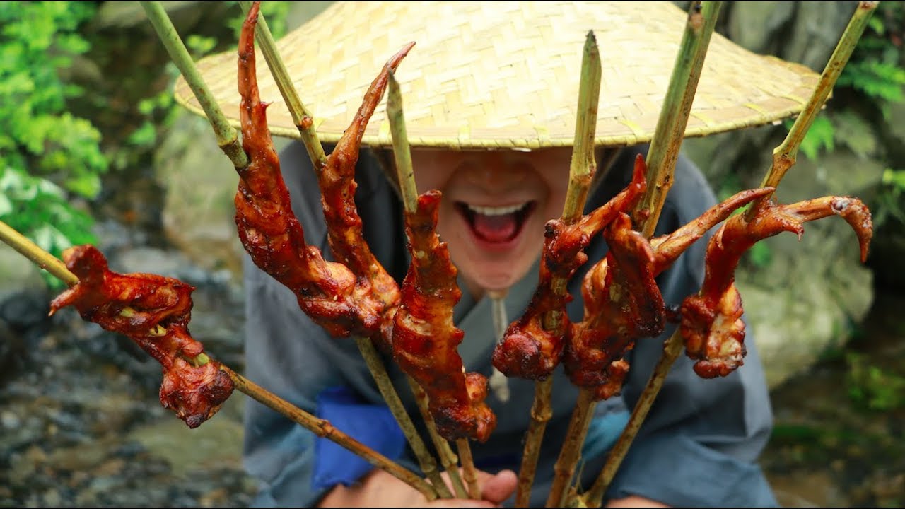 【Shyo video】小伙河邊撿到一大堆雞翅膀，串在竹子上一烤，差點連骨頭都吃了
