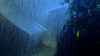 밤의 강력한 허리케인에서 폭우, 끔찍한 바람, 끔찍한 천둥 소리와 함께 빨리 잠들다  휴식과 수면을 위한 2시간