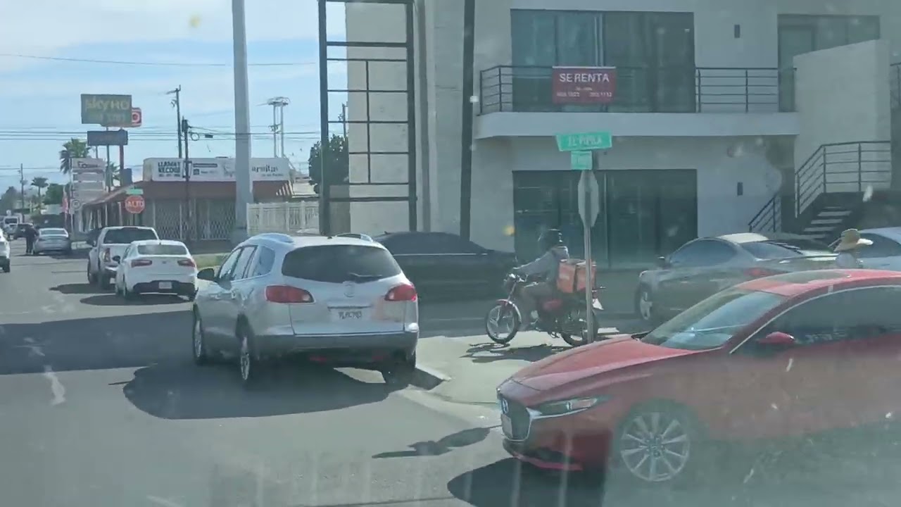 Llegamos asta enfrente de la uabc .