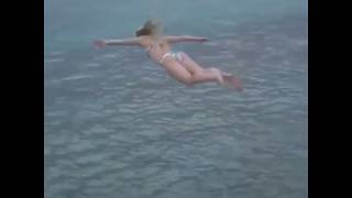 Здравствуй море, я приехала! Супер прыжок девушки в воду со скалы. Прикол