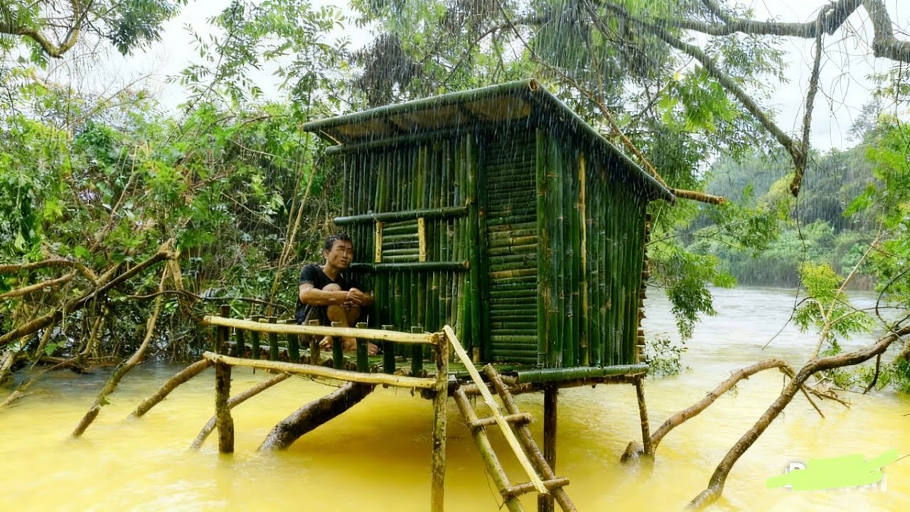 Camping hujan deras || Di terjang banjir saat Membangun shelter di pinggir sungai