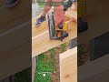 Coupez avec précision les extrémités des chevrons en bois grâce à la puissante scie DeWALT FlexVolt