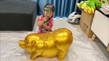 Con gái tôi đập heo đất tại nhà