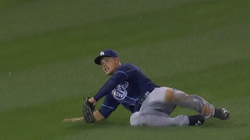 TB@LAA: Guyer makes a sliding catch in left field