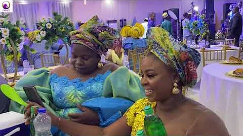 ACTRESS ARIKE DISTRIBUTES SOUVENIRS TO FAITHIA BALOGUN AND MUYIWA ADEMOLA AT WUMI OLABIMTAN PARTY