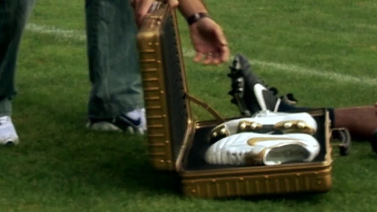 Ronaldinho Probando Nuevos Botines De Oro! - YouTube