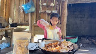 Бедная девочка готовит банановое варенье. продается на районном рынке