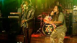 Ponto de Equilibrio - Stay Alive (feat Don Carlos)
