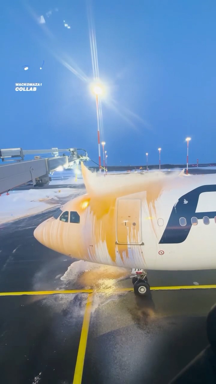 It’s like a spa day for planes! ? #planes #aircraft #flying