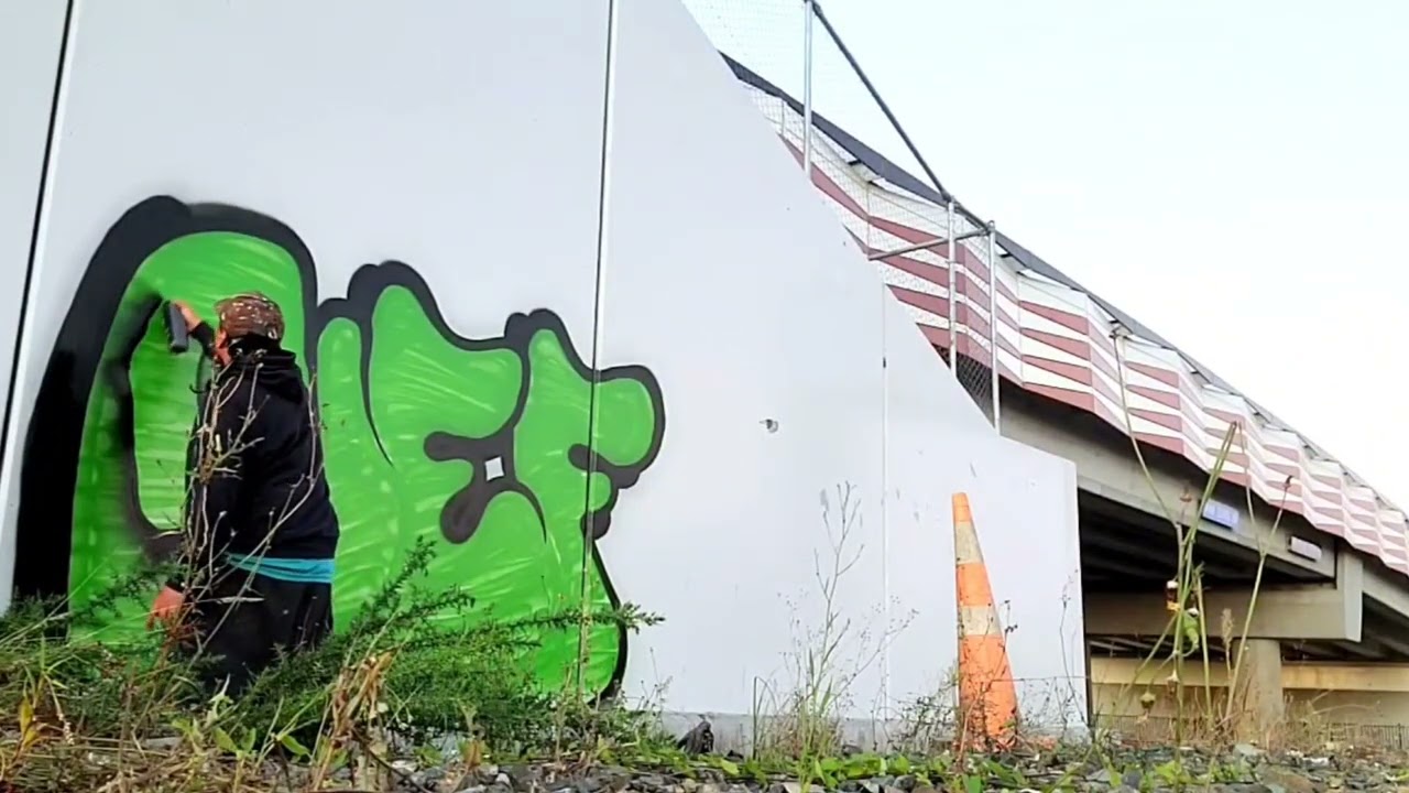 Graffiti Throwup on the Motorway | NEF