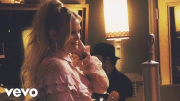 Hailey Whitters - Devil Always Made Me Think Twice (Live in Studio)