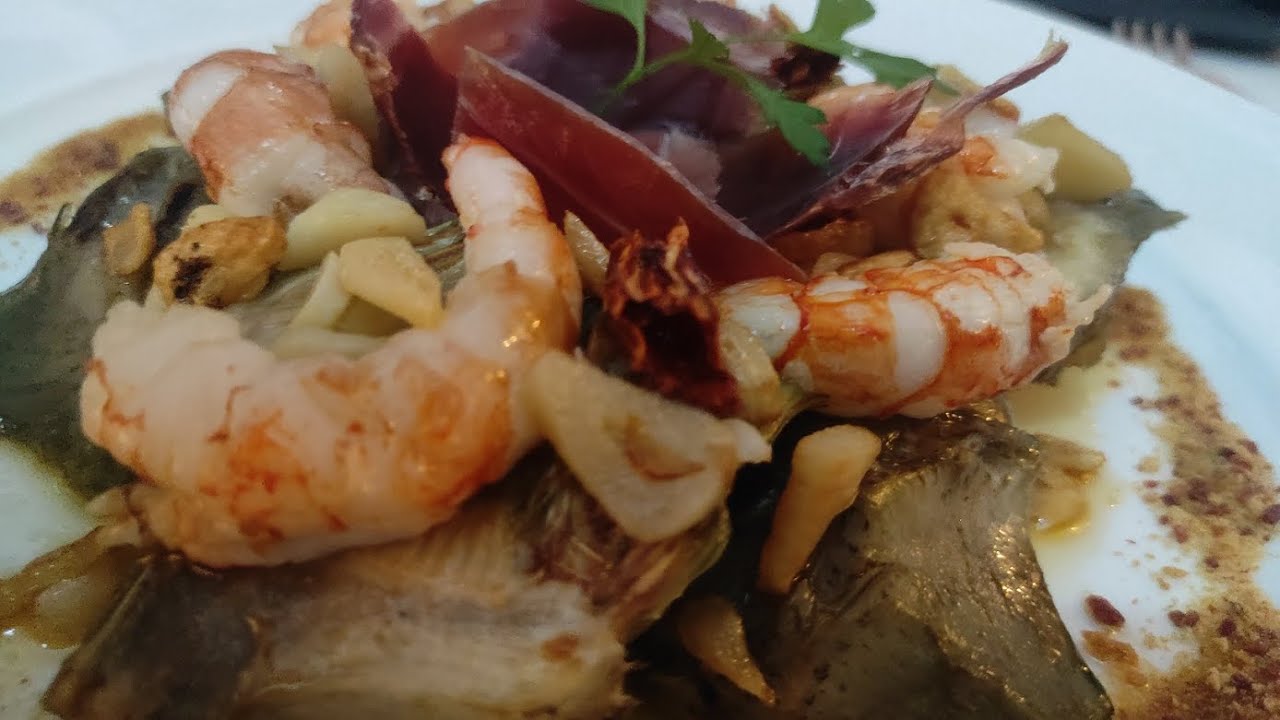 ALCACHOFAS CON GAMBAS AL AJILLO Y JAMON SOBRE TIERRA DE JAMON