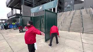 The gates open at Lincoln Financial Field and Eagles/49ers fans charge the stadium