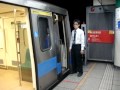 台北捷運 301型列車於七張站停靠 司機員指差確認