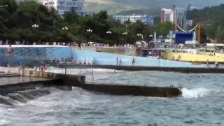 Вид на пляжи, море и горы Алушты 25 июня 2016. Крым(Можно увидеть, что несмотря не на самую лучшую погоду для моря - на пляже достаточно много отдыхающих. Темпе..., 2016-06-25T18:33:49.000Z)