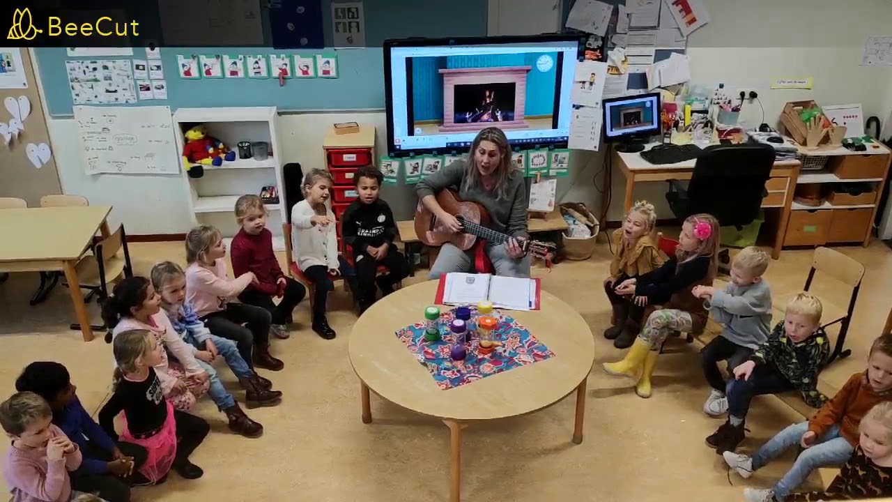 Sint Maarten liedjes zingen met groep 1/2 van de Vlieberg