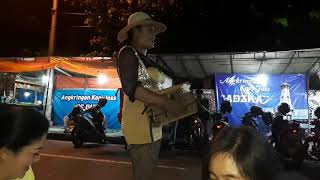 Goyang dumang bersama pengamen banci