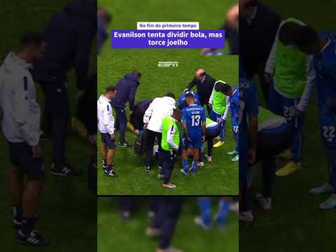 Força, Evanilson! ✊ Atacante do Porto torce joelho e cai sentindo muita dor #shorts