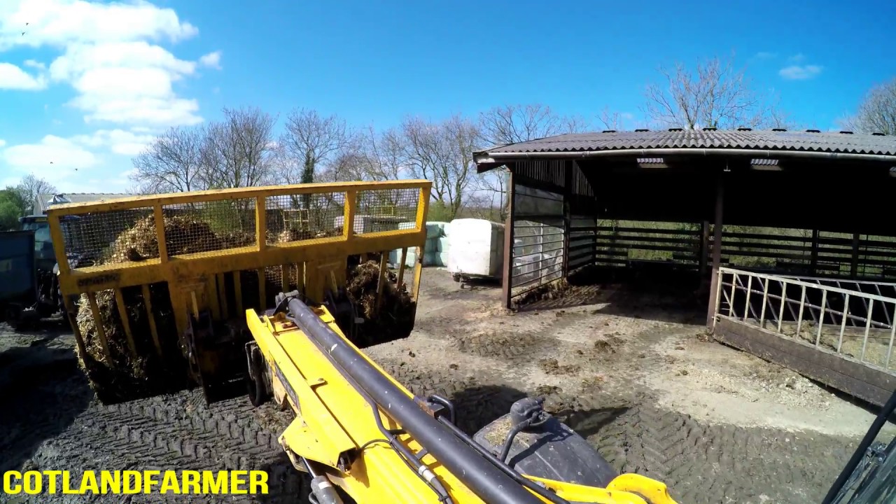 Mucking out a awkward shed on the jcb 310s