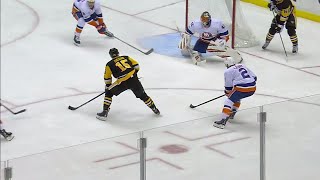Penguins' Sheahan scores after questionable play by Islanders' Halak