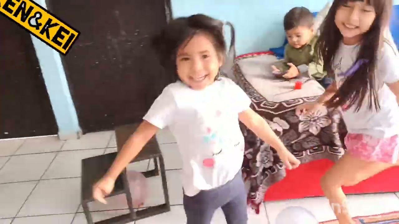 explotando globos con mi hermana..