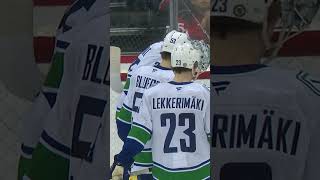 Ça n’a pas été facile, mais Thatcher Demko a finalement retrouvé la rondelle… 😂#nhl