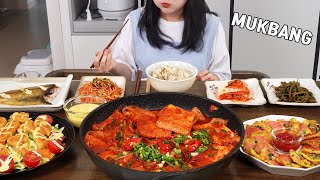 видео: MUKBANG :) острый тушеный тофу, приправленные ростки фасоли, жареная камбала, куриные наггетсы. картинка: MUKBANG :) острый тушеный тофу, приправленные ростки фасоли, жареная камбала, куриные наггетсы.
