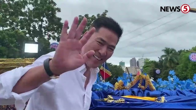 Vic Sotto ng “The Kingdom,” lumahok sa Parade of Stars ng Metro Manila Film Festival #MMFF