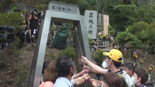 日航事故36年、墓標に祈り 響く鐘の音、亡き人しのぶ