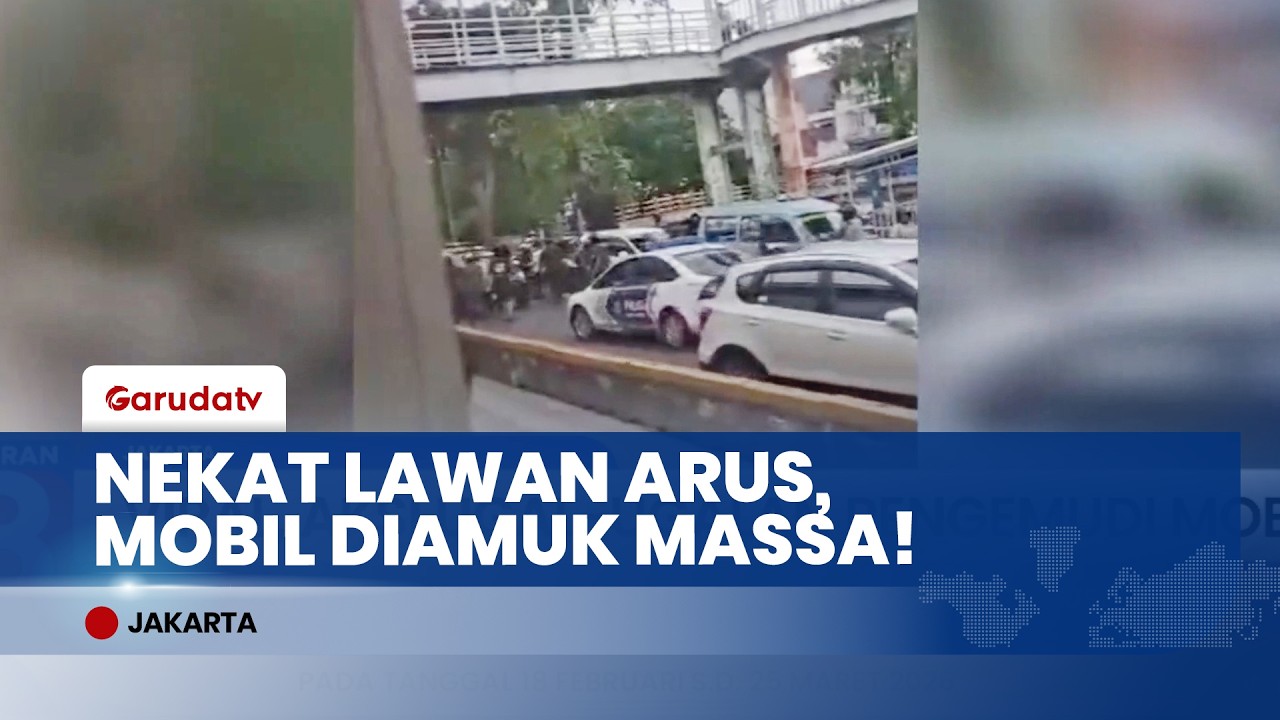 Aksi Koboi Jalanan! Nekat Lawan Arus & Tabrak Pemotor, Minibus Ini Diamuk Massa di Sawah Besar