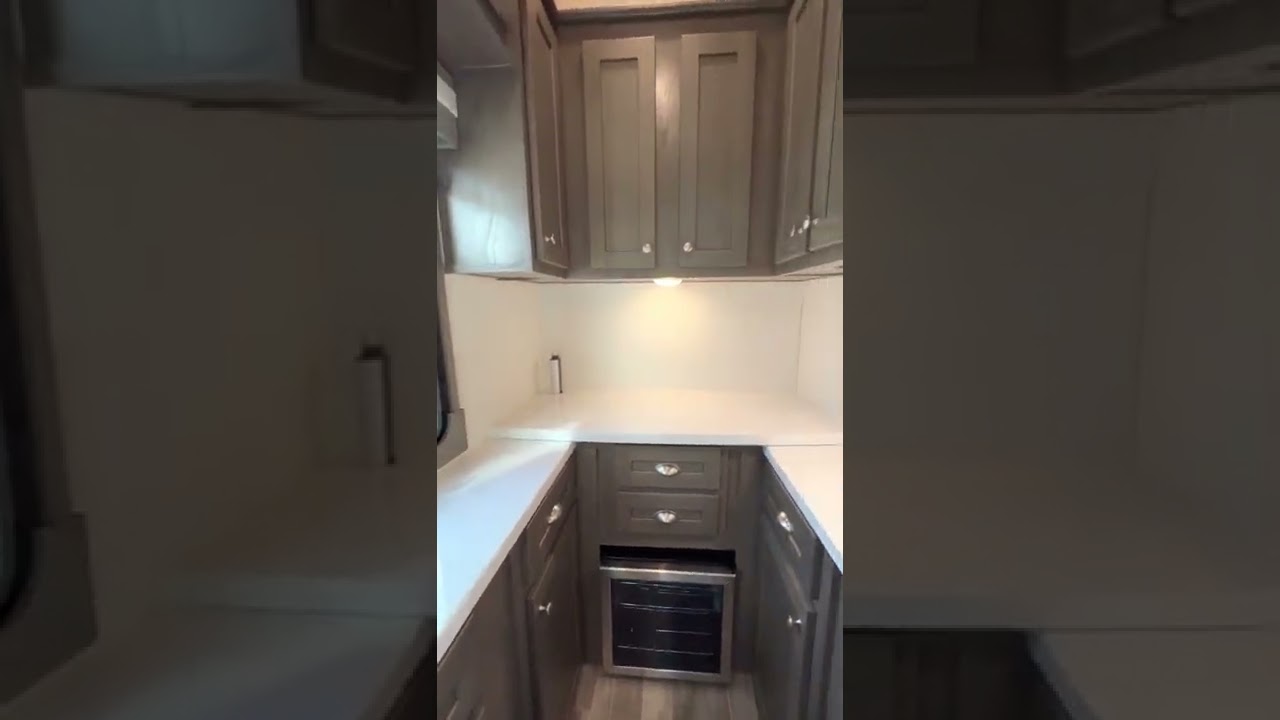 2022 Palomino Columbus 382FB front bath￼