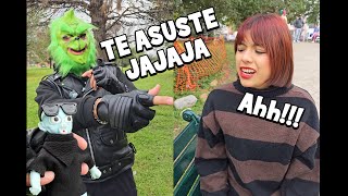 👻 ASUSTANDO a ANGELA de ADANEO 🤣 #adaneo #colab #placa #shorts #humor #grinch #terror #viral by Marcianito y Yoshi 57,725 views 3 months ago 1 minute, 2 seconds