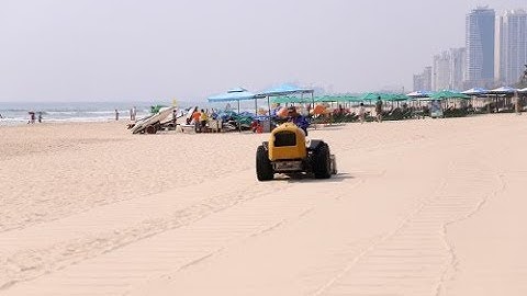 Máy sàng cát lấy rác trên bãi biển Đà Nẵng