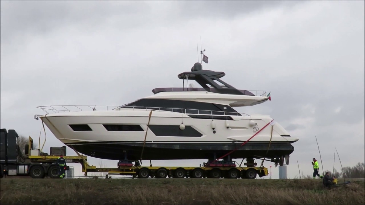 Spezialtransporte: Boote werden vom Ponton geladen