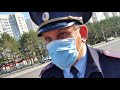 Неизвестное лицо в Кемерово, в сопровождении участкового, требует наличие масок у пассажиров.