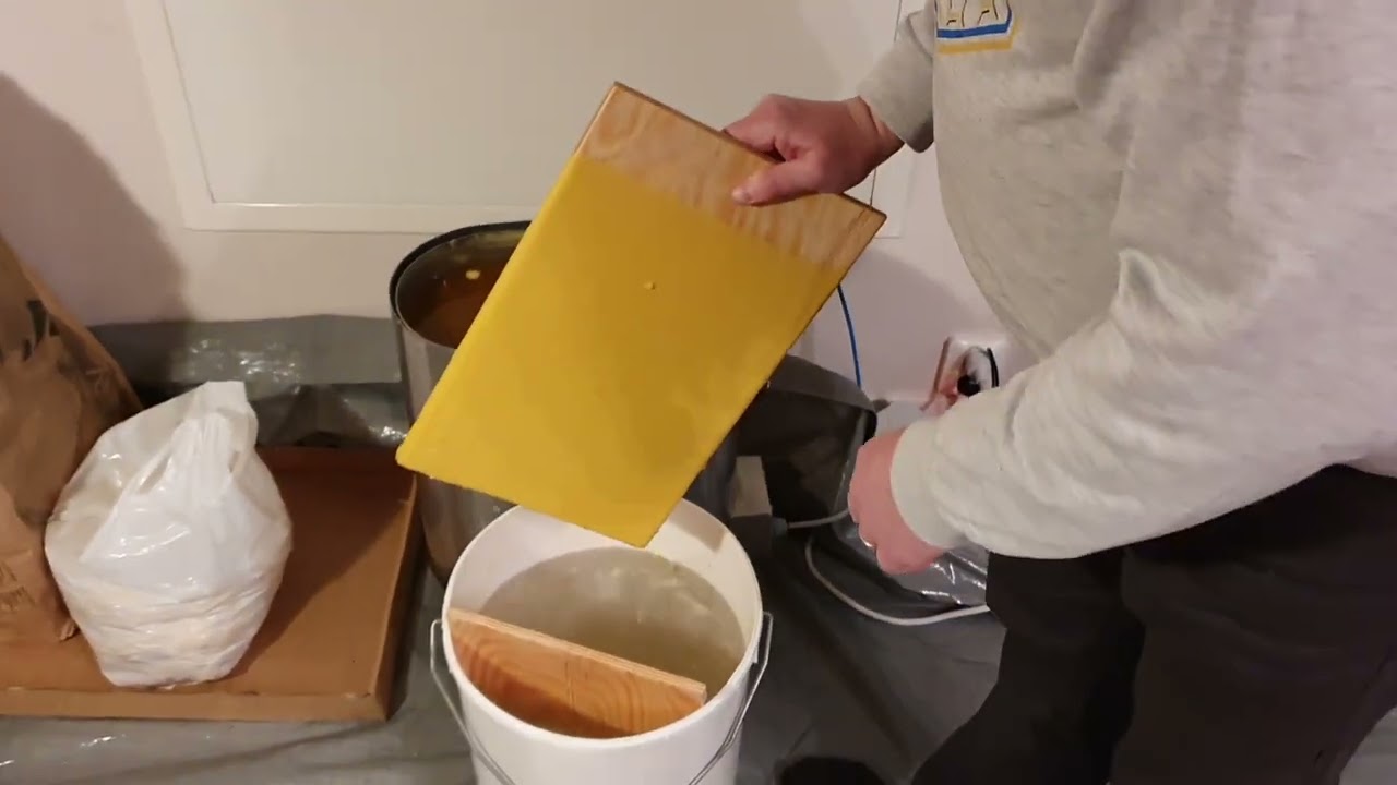 Skapar vaxplattor för senare prägling.