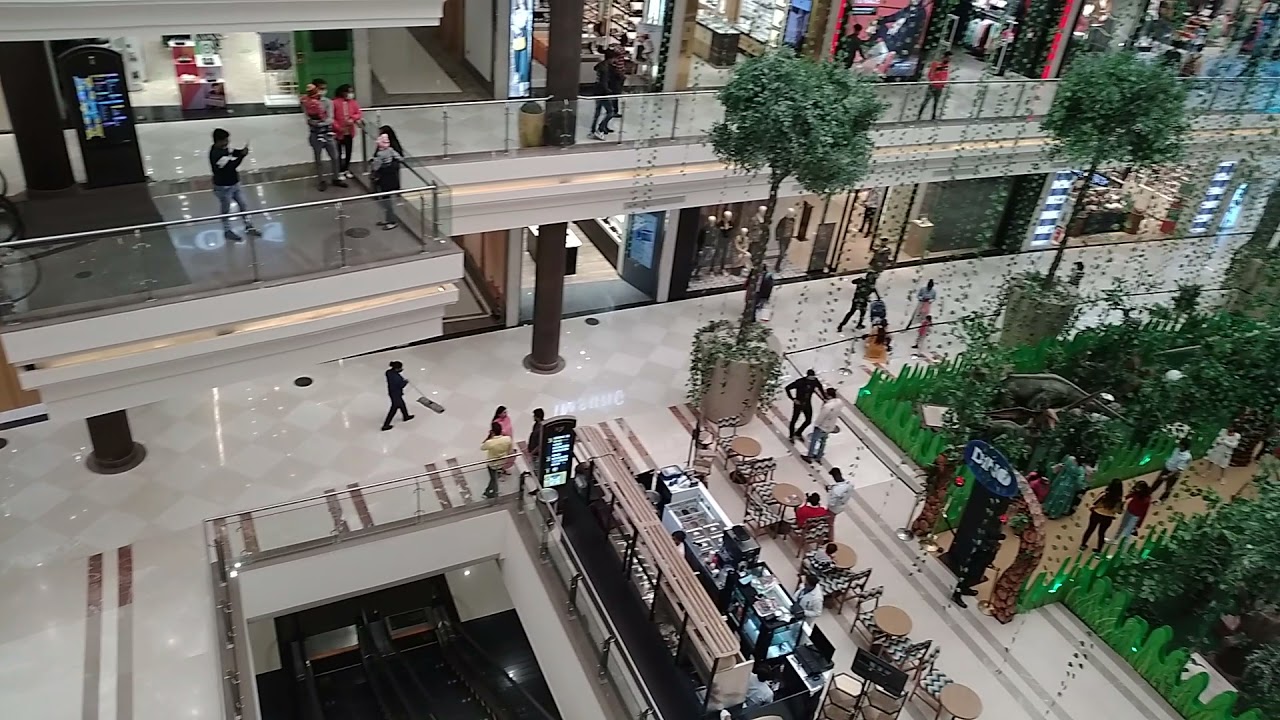 ekana stadium ke phoenix palassio mall ke