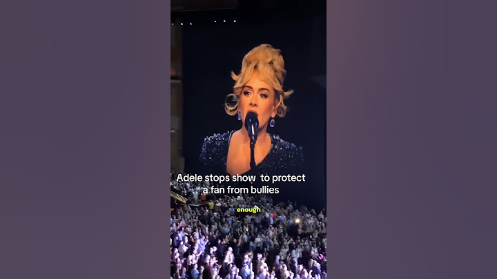 Adele STOPS show and stands up for fan! ❤️
