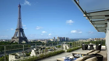 Welcher Bahnhof ist näher am Eiffelturm?