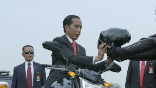 Aksi Presiden Jokowi Naik Moge ke Stadion GBK