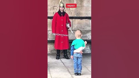 Don’t mess with the king’s guards #history #britishsoldier #tourist