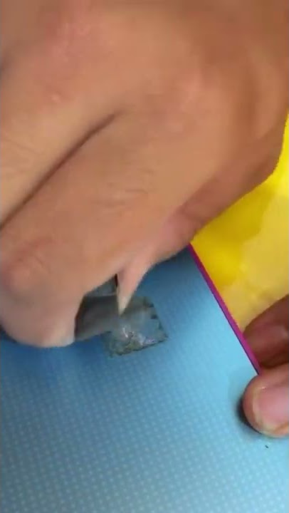 Cara Membersihkan Noda Bekas Stiker di Laptop Pakai Penghapus #shorts #tutorial #perawatanlaptop