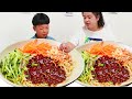 碳水女王丹丹制作炸酱拉条子,简单易上手汤汁浓郁每根都裹满料汁,暖呼呼的养胃吃完了还赶着续面!#胖手手丹丹