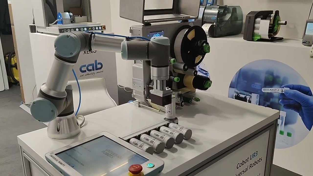 Etykietowanie detali z pomocą robota - etykieciarka CAB Hermes Q oraz robot współpracujący UR
